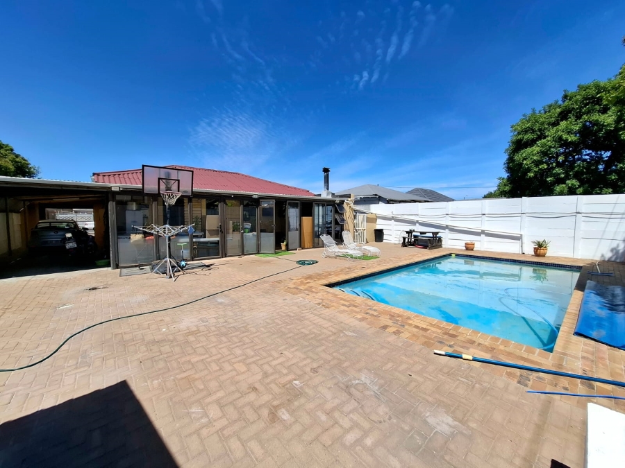 To Let 3 Bedroom Property for Rent in Ruyterwacht Western Cape